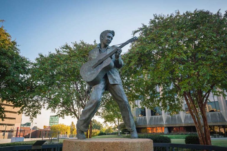 Memphis Elvis statue