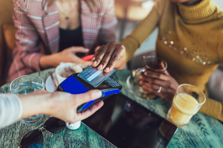 money_tipping_paying_card_usa